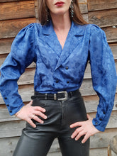 Charger l'image dans la galerie, Blouse à basque vintage Léna - Bleu irrisé et pois noirs. Taille M, 38, 40. Weinberg. Made in France.