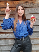 Charger l'image dans la galerie, Blouse à basque vintage Léna - Bleu irrisé et pois noirs. Taille M, 38, 40. Weinberg. Made in France.