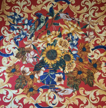 Charger l'image dans la galerie, Foulard vintage Chanel Lina - Soie et cachemire. Volutes et tournesols sur fond rouge. 136 X 136