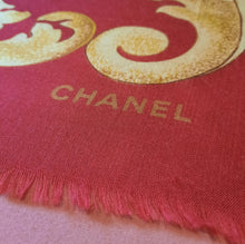 Charger l'image dans la galerie, Foulard vintage Chanel Lina - Soie et cachemire. Volutes et tournesols sur fond rouge. 136 X 136