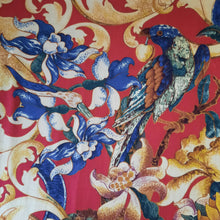 Charger l'image dans la galerie, Foulard vintage Chanel Lina - Soie et cachemire. Volutes et tournesols sur fond rouge. 136 X 136