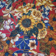 Charger l'image dans la galerie, Foulard vintage Chanel Lina - Soie et cachemire. Volutes et tournesols sur fond rouge. 136 X 136