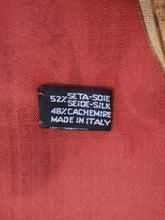 Charger l'image dans la galerie, Foulard vintage Chanel Lina - Soie et cachemire. Volutes et tournesols sur fond rouge. 136 X 136