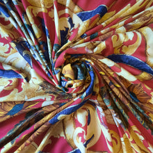 Charger l'image dans la galerie, Foulard vintage Chanel Lina - Soie et cachemire. Volutes et tournesols sur fond rouge. 136 X 136