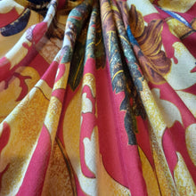 Charger l'image dans la galerie, Foulard vintage Chanel Lina - Soie et cachemire. Volutes et tournesols sur fond rouge. 136 X 136