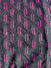 Charger l'image dans la galerie, Pull vintage Nicole - Col haut, imprimé géométrique noir et fuchsia. Taille S, 36, 38. Made in France