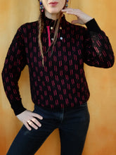 Charger l'image dans la galerie, Pull vintage Nicole - Col haut, imprimé géométrique noir et fuchsia. Taille S, 36, 38. Made in France
