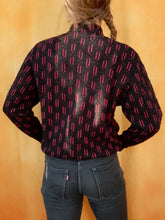 Charger l'image dans la galerie, Pull vintage Nicole - Col haut, imprimé géométrique noir et fuchsia. Taille S, 36, 38. Made in France