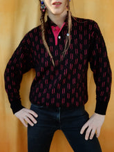 Charger l'image dans la galerie, Pull vintage Nicole - Col haut, imprimé géométrique noir et fuchsia. Taille S, 36, 38. Made in France