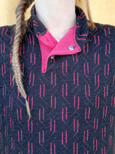 Charger l'image dans la galerie, Pull vintage Nicole - Col haut, imprimé géométrique noir et fuchsia. Taille S, 36, 38. Made in France