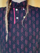 Charger l'image dans la galerie, Pull vintage Nicole - Col haut, imprimé géométrique noir et fuchsia. Taille S, 36, 38. Made in France