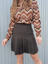 Charger l'image dans la galerie, Mini jupe plissée vintage Sophie - Marron. Taille S, 36, 38. Made in France.