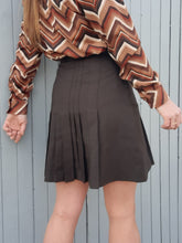 Charger l'image dans la galerie, Mini jupe plissée vintage Sophie - Marron. Taille S, 36, 38. Made in France.