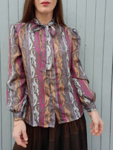 Charger l'image dans la galerie, Chemisier vintage Louisia - Col Lavallière. Taille S, 36, 38. Pascale Gouteland. Made in France.
