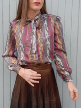 Charger l'image dans la galerie, Chemisier vintage Louisia - Col Lavallière. Taille S, 36, 38. Pascale Gouteland. Made in France.