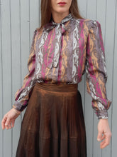 Charger l'image dans la galerie, Chemisier vintage Louisia - Col Lavallière. Taille S, 36, 38. Pascale Gouteland. Made in France.