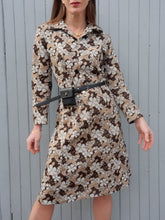 Charger l'image dans la galerie, Robe vintage Éléonore - Imprimé fleuri marron et beige. Taille M, 38, 40.