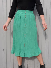Charger l'image dans la galerie, Jupe vintage Charlie - Toute boutonnée en crêpe verte. Taille S, 36, 38. Made in France.