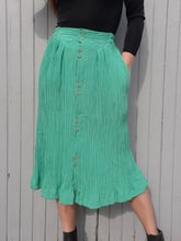 Charger l'image dans la galerie, Jupe vintage Charlie - Toute boutonnée en crêpe verte. Taille S, 36, 38. Made in France.