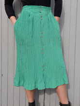 Charger l'image dans la galerie, Jupe vintage Charlie - Toute boutonnée en crêpe verte. Taille S, 36, 38. Made in France.