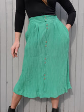 Charger l'image dans la galerie, Jupe vintage Charlie - Toute boutonnée en crêpe verte. Taille S, 36, 38. Made in France.