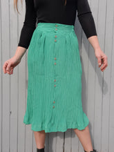 Charger l'image dans la galerie, Jupe vintage Charlie - Toute boutonnée en crêpe verte. Taille S, 36, 38. Made in France.