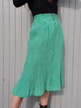 Charger l'image dans la galerie, Jupe vintage Charlie - Toute boutonnée en crêpe verte. Taille S, 36, 38. Made in France.