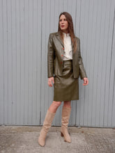 Charger l'image dans la galerie, Ensemble vintage Anaë - Blazer & jupe crayon façon peau de serpent kaki. Taille M, 38, 40