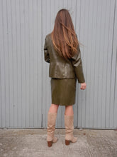 Charger l'image dans la galerie, Ensemble vintage Anaë - Blazer & jupe crayon façon peau de serpent kaki. Taille M, 38, 40