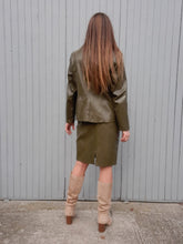 Charger l'image dans la galerie, Ensemble vintage Anaë - Blazer & jupe crayon façon peau de serpent kaki. Taille M, 38, 40