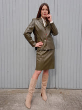Charger l'image dans la galerie, Ensemble vintage Anaë - Blazer & jupe crayon façon peau de serpent kaki. Taille M, 38, 40