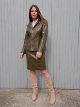 Charger l'image dans la galerie, Ensemble vintage Anaë - Blazer & jupe crayon façon peau de serpent kaki. Taille M, 38, 40