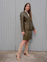 Charger l'image dans la galerie, Ensemble vintage Anaë - Blazer & jupe crayon façon peau de serpent kaki. Taille M, 38, 40