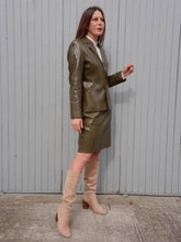 Charger l'image dans la galerie, Ensemble vintage Anaë - Blazer & jupe crayon façon peau de serpent kaki. Taille M, 38, 40