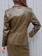 Charger l'image dans la galerie, Ensemble vintage Anaë - Blazer & jupe crayon façon peau de serpent kaki. Taille M, 38, 40