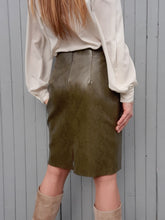 Charger l'image dans la galerie, Ensemble vintage Anaë - Blazer & jupe crayon façon peau de serpent kaki. Taille M, 38, 40