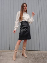 Charger l'image dans la galerie, Jupe vintage Marcia - Cuir noir et empiècements en daim. Taille XL, 42, 44.