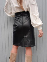 Charger l'image dans la galerie, Jupe vintage Marcia - Cuir noir et empiècements en daim. Taille XL, 42, 44.