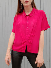 Charger l'image dans la galerie, Chemisette vintage Lara - Plastron à plis en V. Rouge framboise. Taille M, 38, 40