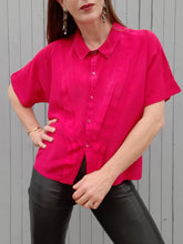 Charger l'image dans la galerie, Chemisette vintage Lara - Plastron à plis en V. Rouge framboise. Taille M, 38, 40