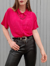 Charger l'image dans la galerie, Chemisette vintage Lara - Plastron à plis en V. Rouge framboise. Taille M, 38, 40