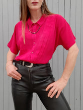 Charger l'image dans la galerie, Chemisette vintage Lara - Plastron à plis en V. Rouge framboise. Taille M, 38, 40