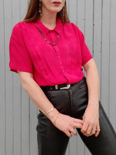 Charger l'image dans la galerie, Chemisette vintage Lara - Plastron à plis en V. Rouge framboise. Taille M, 38, 40