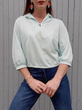 Charger l'image dans la galerie, Blouse vintage Mia - Col froufrous, tissus rayé irisé turquoise. Taille M, 38, 40.
