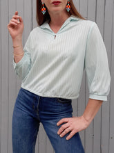 Charger l'image dans la galerie, Blouse vintage Mia - Col froufrous, tissus rayé irisé turquoise. Taille M, 38, 40.