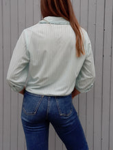 Charger l'image dans la galerie, Blouse vintage Mia - Col froufrous, tissus rayé irisé turquoise. Taille M, 38, 40.