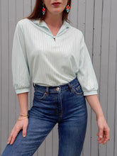 Charger l'image dans la galerie, Blouse vintage Mia - Col froufrous, tissus rayé irisé turquoise. Taille M, 38, 40.