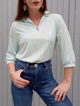 Charger l'image dans la galerie, Blouse vintage Mia - Col froufrous, tissus rayé irisé turquoise. Taille M, 38, 40.