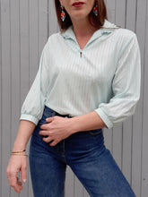 Charger l'image dans la galerie, Blouse vintage Mia - Col froufrous, tissus rayé irisé turquoise. Taille M, 38, 40.