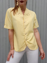 Charger l'image dans la galerie, Blouse vintage Linsee - Broderies florale à l'encolure. Taille M, 38, 40. Bleu Bonheur.